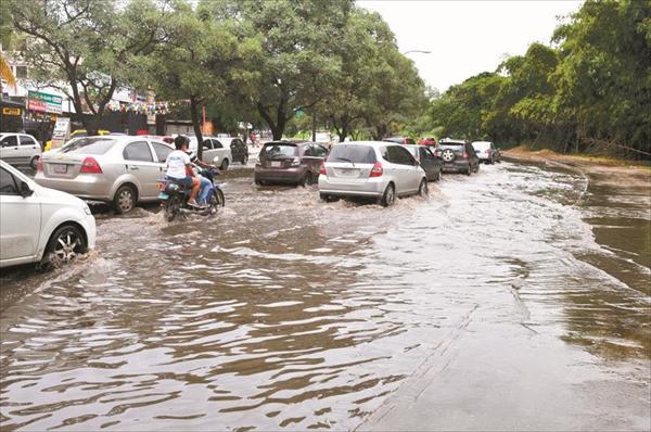 Lluvia inundó calles y avenidas de Valencia