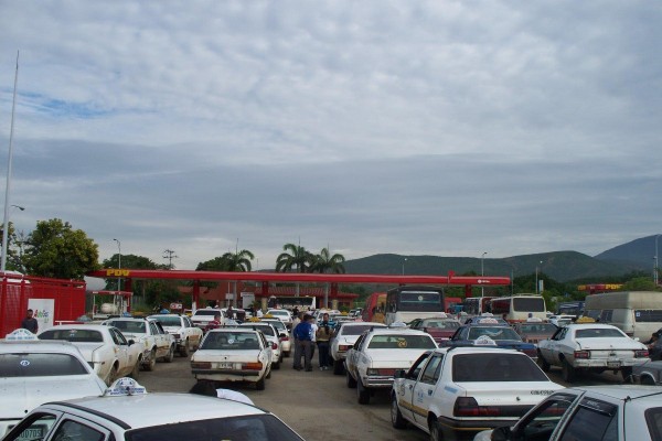 Prohíben hacer colas en las gasolineras antes de las 6 de la mañana