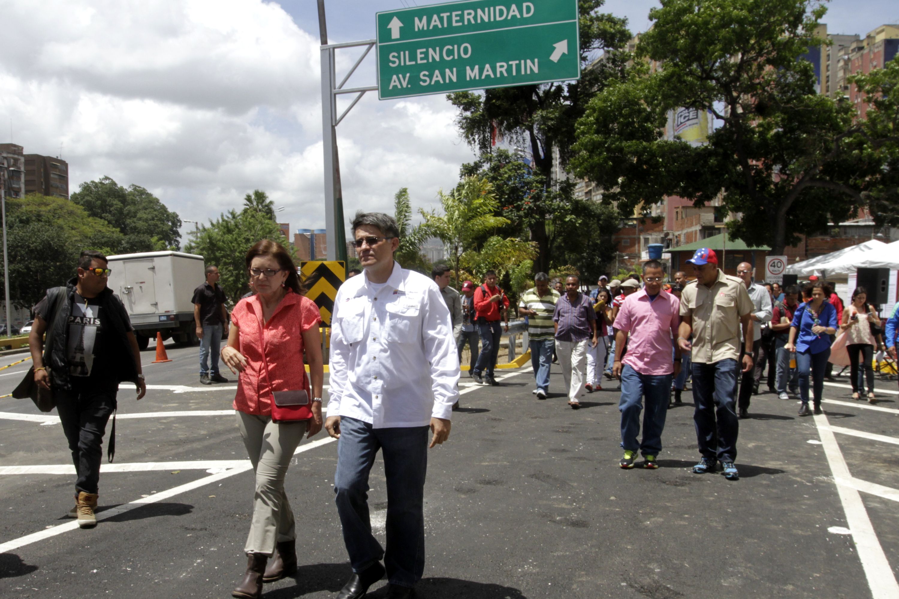 Ministros advierten de desestabilización y regalan la Constitución a peatones