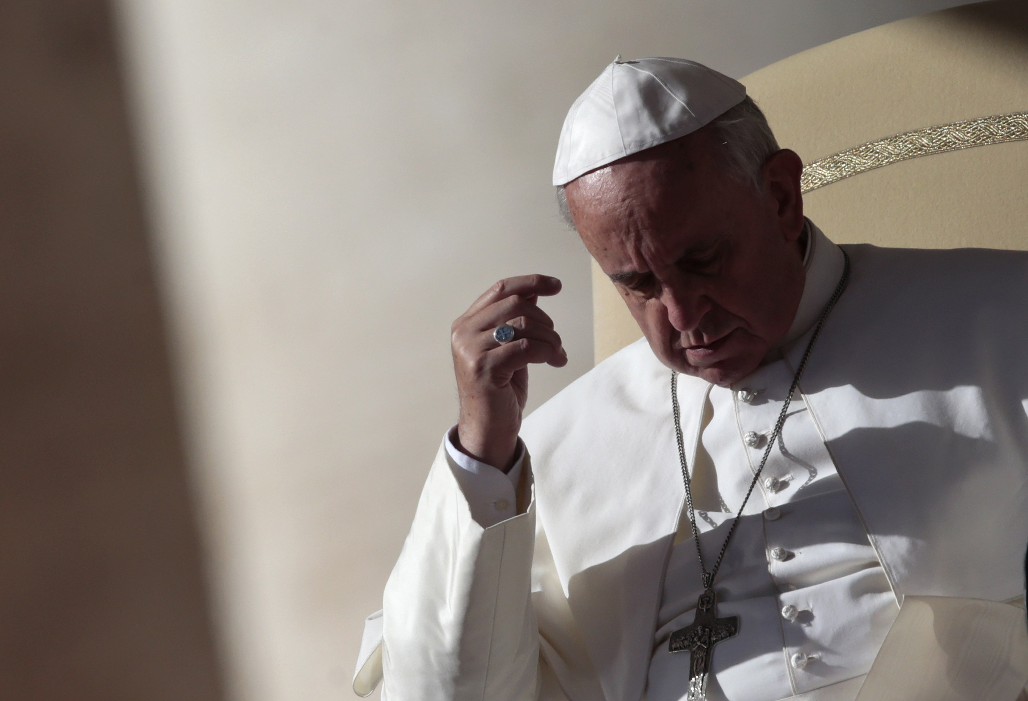 El papa Francisco abraza uno a uno a cientos de enfermos que peregrinan a Lourdes