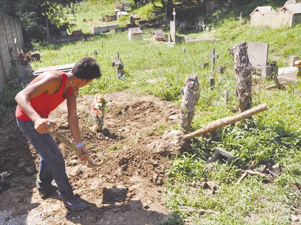 Deben enterrar sus muertos por sus propios medios