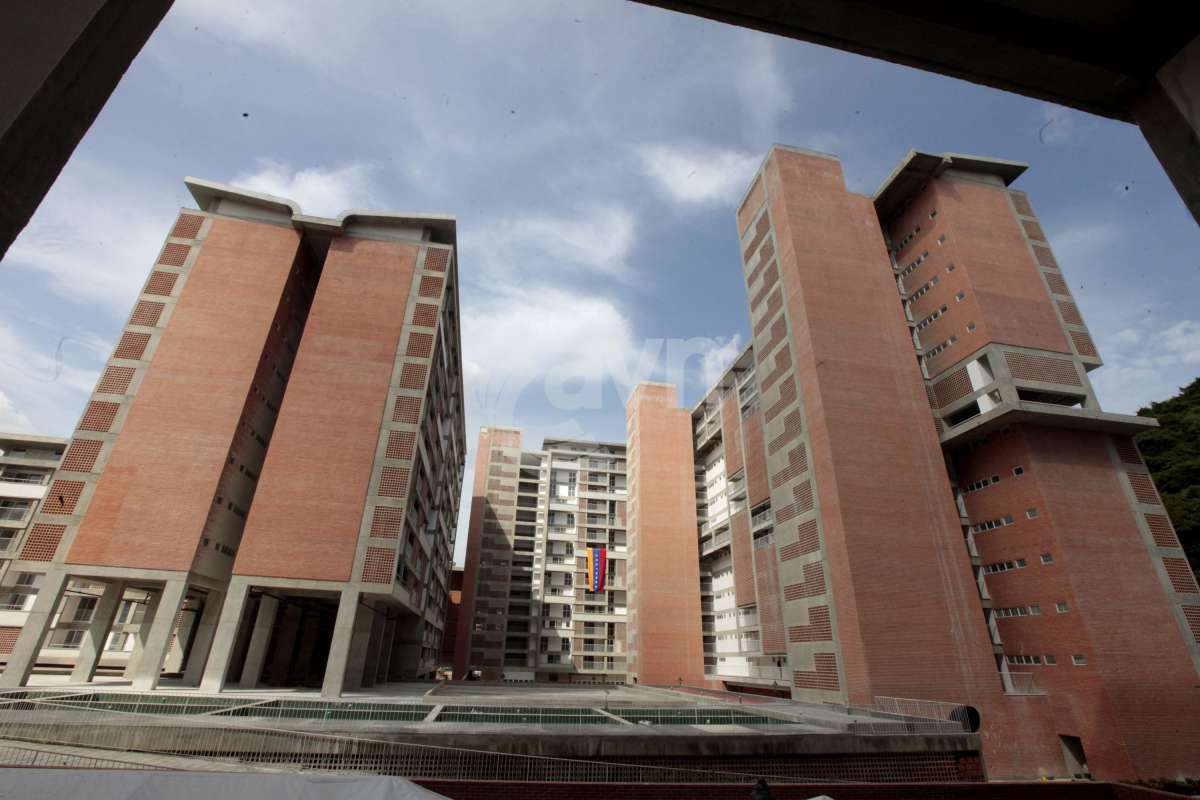 Asesinan de dos puñaladas a hombre en edificio de Misión Vivienda