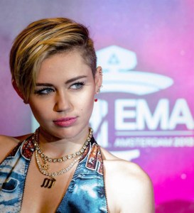 Miley Cyrus y su look de rapera en los EMA’S (Fotos)