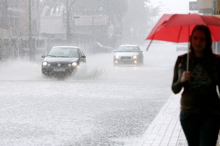 Atención chica… Así puedes cuidar tu melena cuando llueve