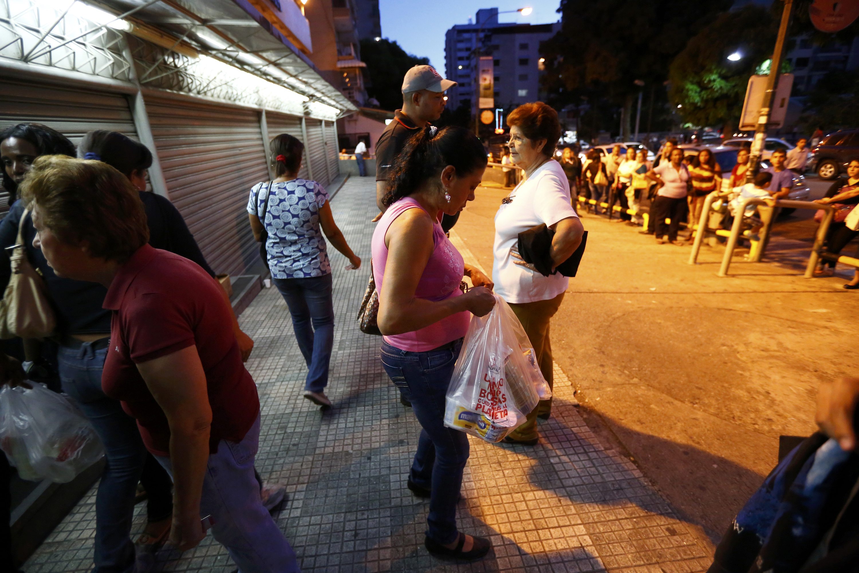 Las tristes imágenes de la gente haciendo cola para comprar leche le dan la vuelta al mundo