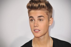 Denuncian a Justin Bieber en Argentina por ultraje a la bandera