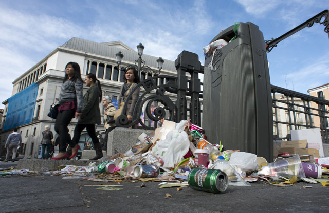 Huelga de barrenderos deja las calles de Madrid cubiertas de basura (Fotos)