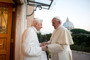 Benedicto XVI devuelve la visita a Francisco y almuerzan juntos en Vaticano