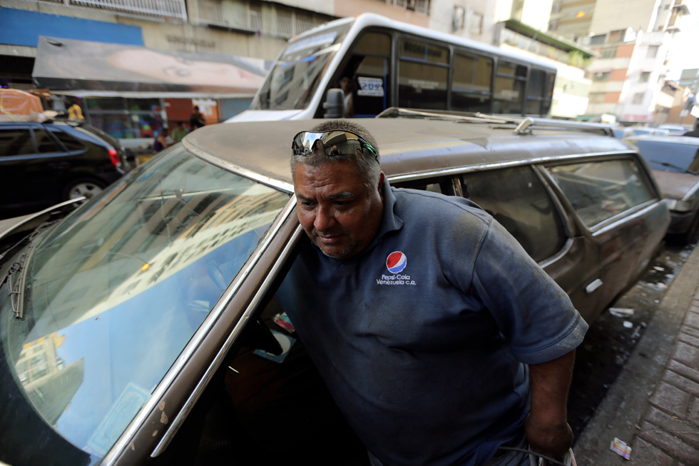 Venezolanos se aferran a sus carros viejos pese al posible aumento de la gasolina