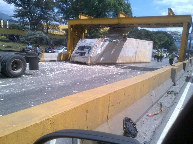 Gandola atascada en la autopista Francisco Fajardo genera retraso (Foto)