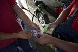 Expertos aseguran que Venezuela no está preparada para un aumento de gasolina