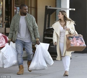 Kim Kardashian sale de compras sin maquillaje (Fotos)