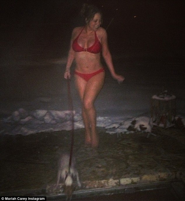 Mariah Carey muestra sus curvas en un sexy bikini rojo (Foto)