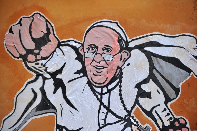El papa Francisco aparece retratado como Superman en los muros de Roma (Fotos)