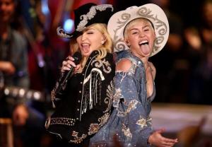 Miley Cyrus y Madonna hacen el “twerk” (Foto)