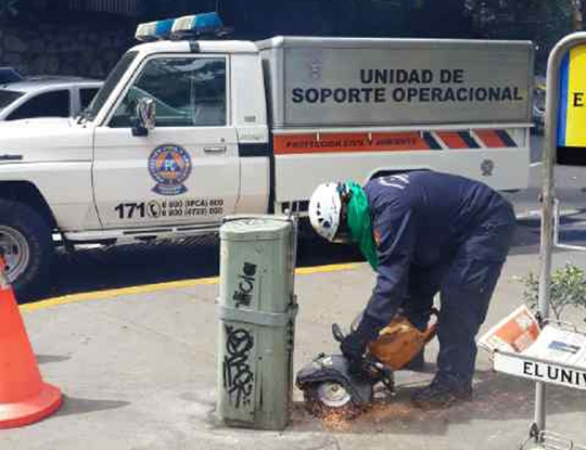 Removidos obstáculos que impedían el tránsito en aceras y calles de Chacao