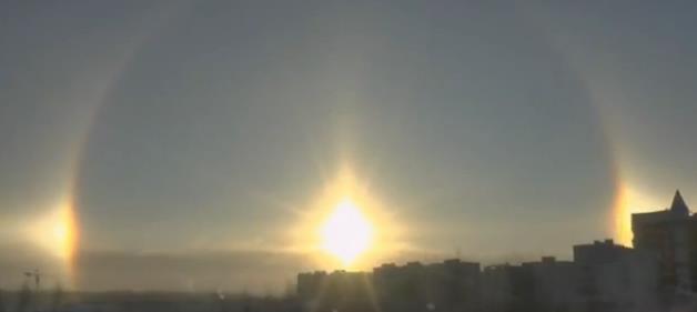 Graban tres soles en el cielo de Moscú (Video)