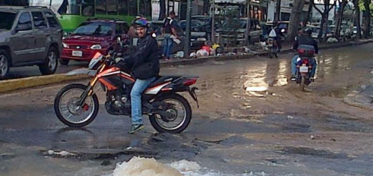 Cerrado el paso en elevado de avenida Roosevelt por bote de agua