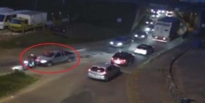 Borracho asesino maneja seis kilómetros con ciclista atropellado en el parabrisas (VIDEO)
