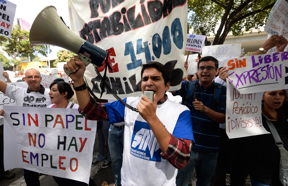 Privados de papel, los periódicos se tambalean