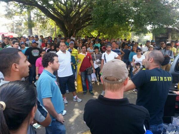 Estudiantes se concentran en el semáforo del Shopping Center de Valencia(Foto)