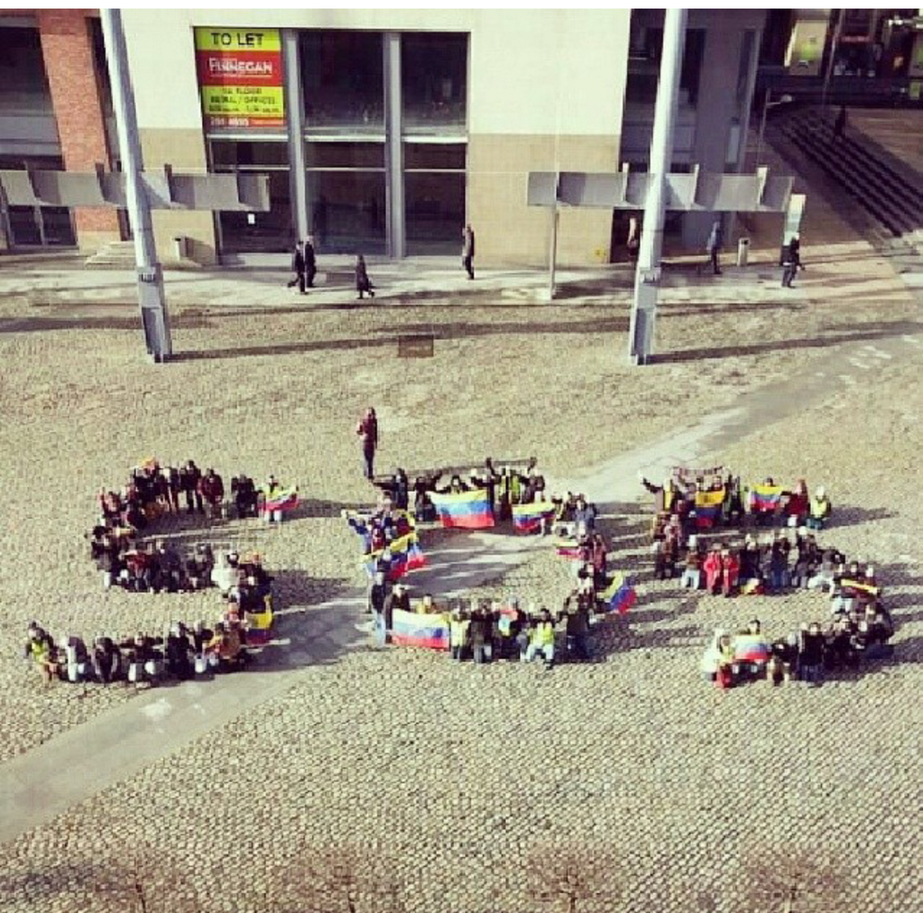 Así se concentran los jóvenes en Dublín en apoyo a los estudiantes (Fotos)