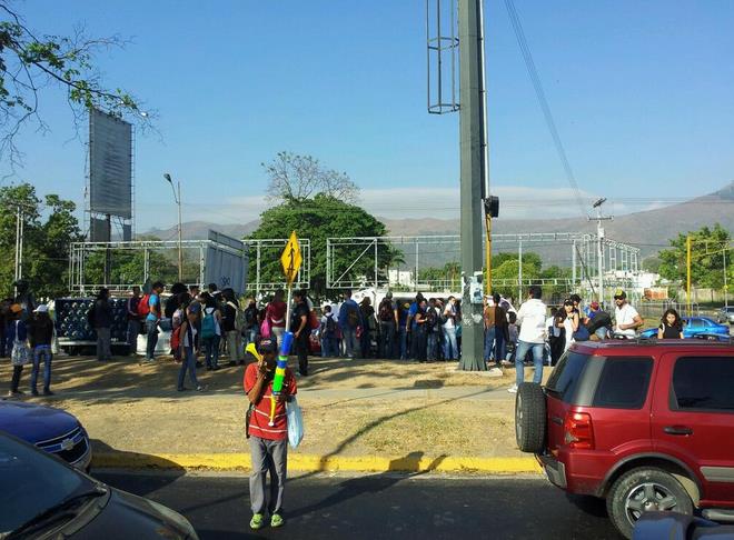 Jóvenes inician concentración en Valencia (Fotos)