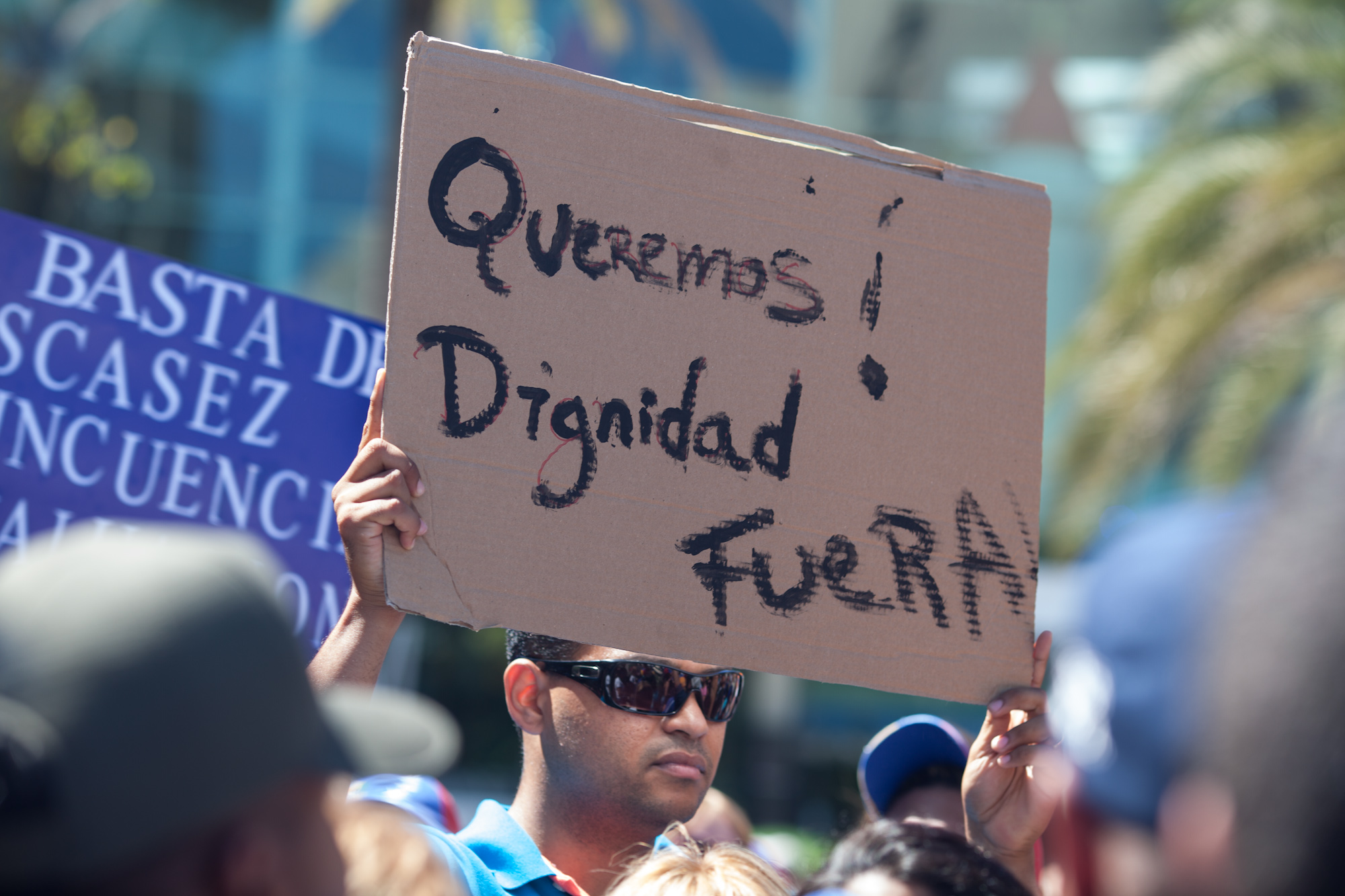 Así protestaron armados de pancartas estos peligrosos “derechistas” frente al Venetur Margarita (Fotos)