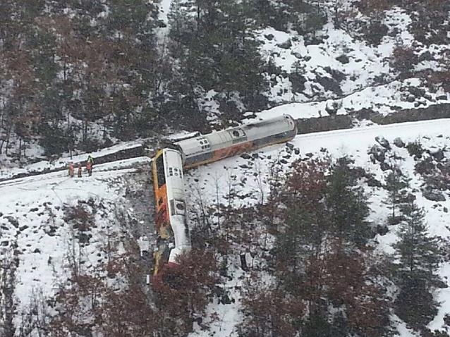 Dos muertos y siete heridos al descarrilar un tren en los Alpes franceses (Foto)
