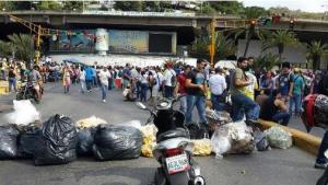 Colocaron barricada en la avenida principal de Las Mercedes (Fotos)