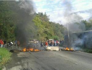 Carretera Petare-Santa Lucía trancada por quema de cauchos (Fotos)