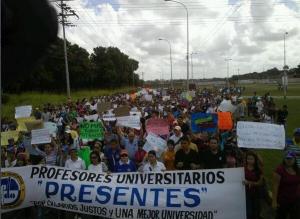 Estudiantes y profesores de la UDO protestan en Maturín (Fotos)