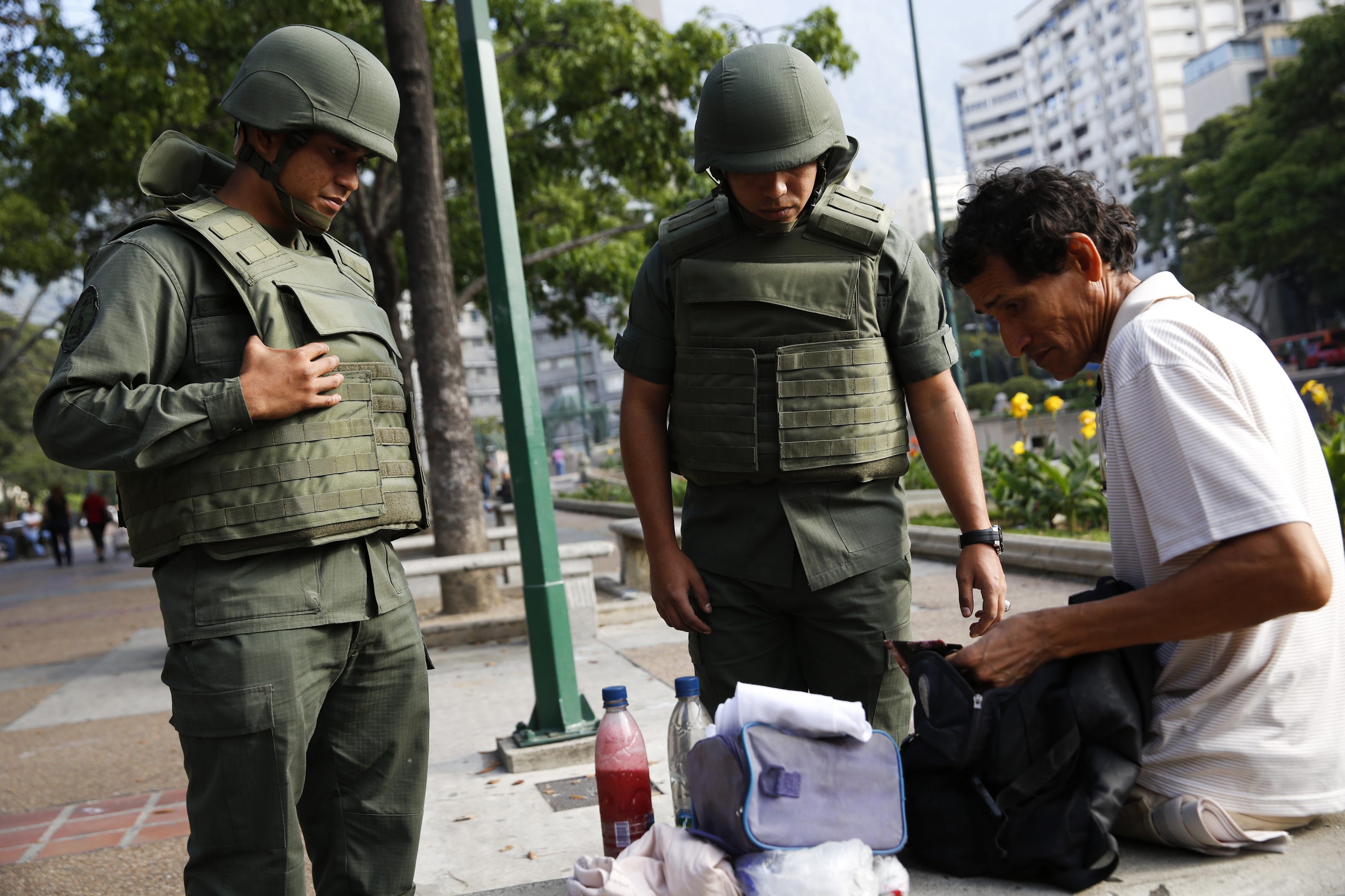 GNB requisa a los transeúntes en Chacao (Fotos)