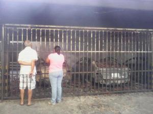 Grupos paramilitares incendiaron vehículos en edificio de San Isidro (Fotos)
