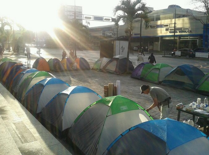 Estudiantes venezolanos siguen congregados frente a sede de la ONU en Caracas