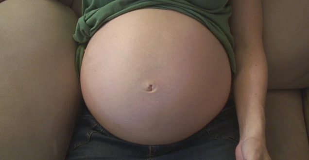 Impactante movimiento de un bebé de 36 semanas en el útero materno (Video)