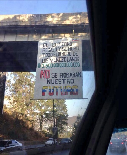 Colocaron una pancarta en la autopista Prados del Este (Foto)