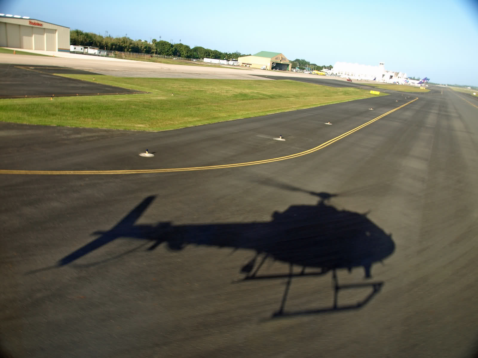 Helicóptero de un pesquero venezolano cae al mar en Perú