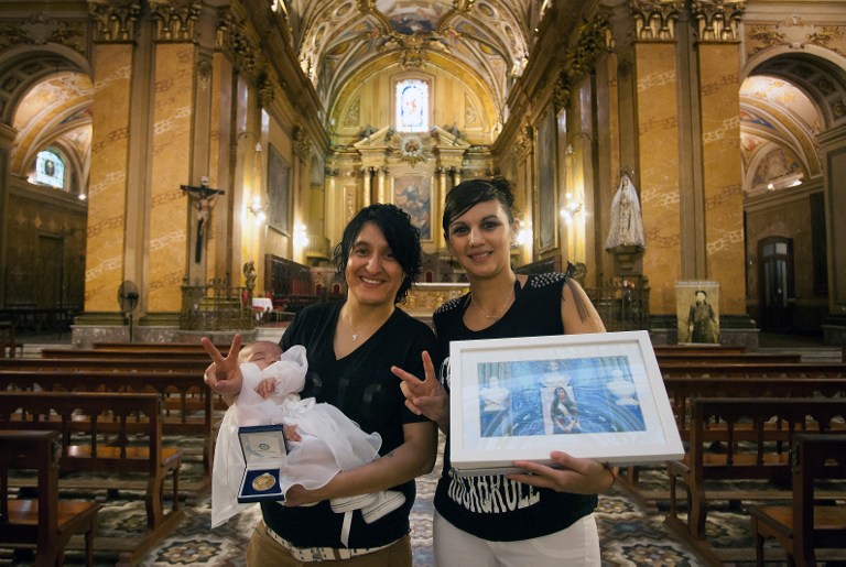 Cristina Kirchner amadrina hija de matrimonio de lesbianas (Fotos)