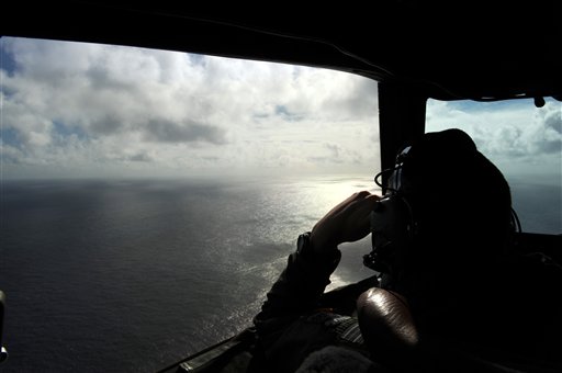 Hallan restos de un barco durante búsqueda del avión malasio desaparecido