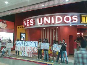 Pancartas contra la “indiferencia” en el Sambil de Valencia (Foto)