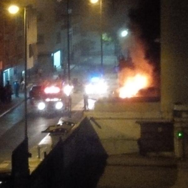 Reportan incendio frente al Mercado Municipal de Chacao