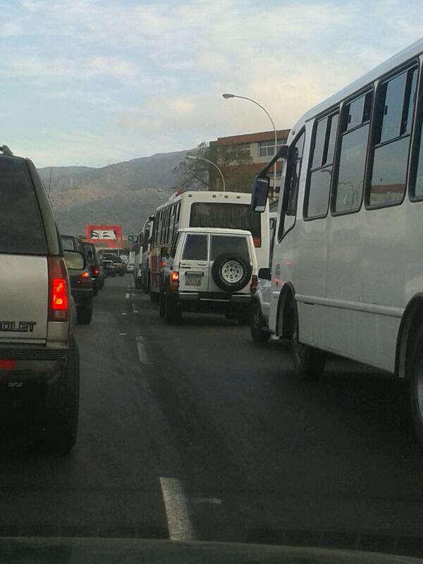 Reportan fuerte cola en la Autopista Caracas-La Guaira (Foto)