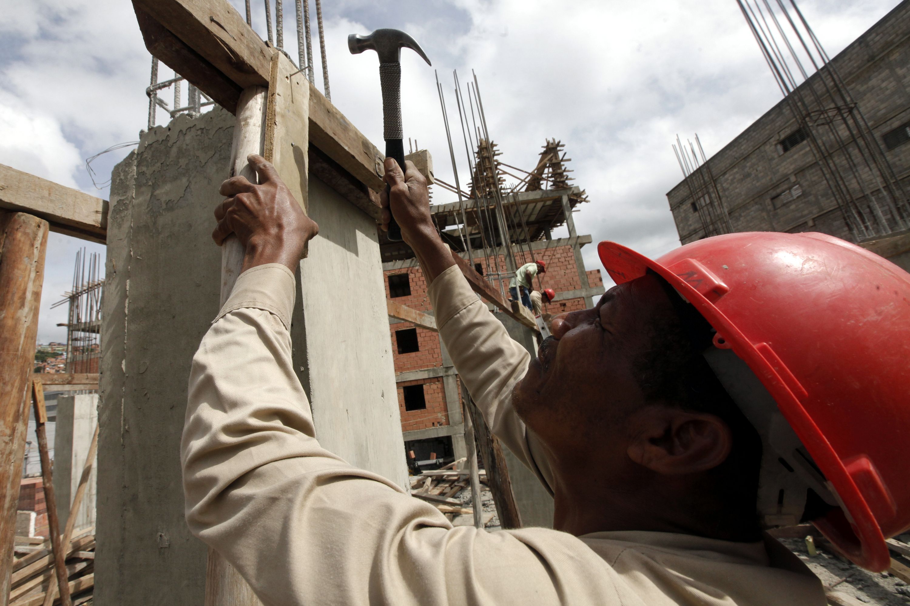 Falta de cemento y acero complican a la Misión Vivienda