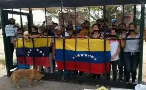 Estudiantes y sociedad civil permanecen en las calles de Maracay (Fotos)