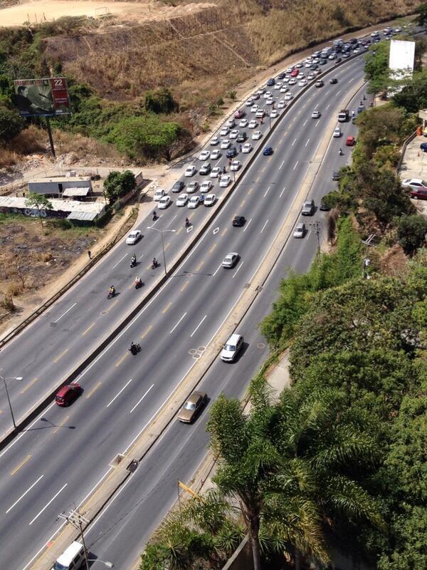 Taxistas realizan trancazo en la Prados del Este #11A (Fotos)