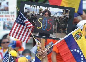 Exiliados venezolanos agradecen a agencias de noticias atacadas por Maduro
