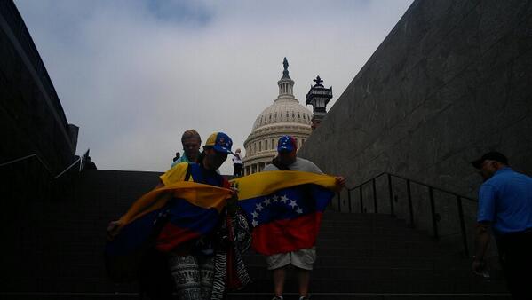 Venezolanos celebran en EEUU que Ley de sanciones a funcionarios pasó primera ronda (Fotos)