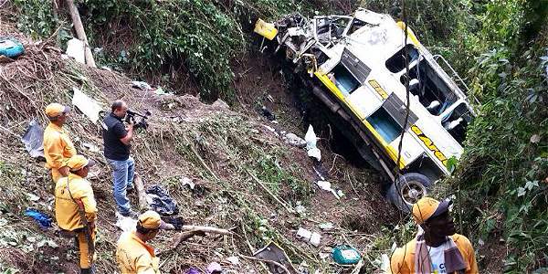 Al menos 6 muertos y 19 heridos al rodar a un abismo un autobús en Colombia