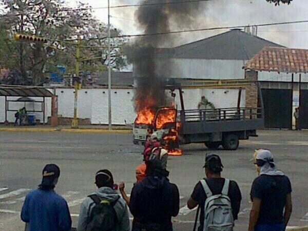 Queman camión de Pdvsa Gas en la Av. Universidad de San Cristóbal (Fotos)